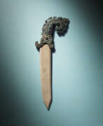 Dynastie Zhou (1100-256 av. J.-C.). A JADE-INSET BRONZE GE-HALBERD BLADE DAGGER