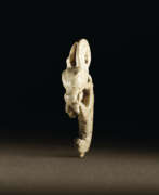 Néolithique. A VERY RARE JADE CARVING OF AN EMBRYONIC MYTHICAL ANIMAL