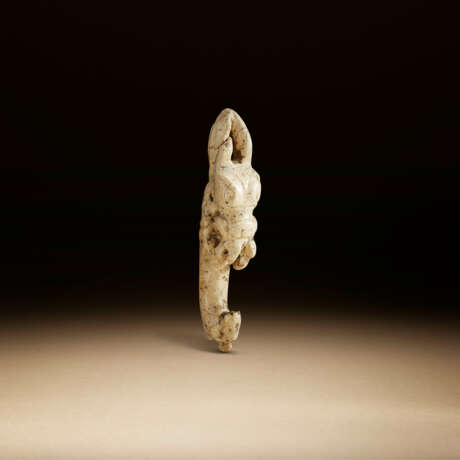 A VERY RARE JADE CARVING OF AN EMBRYONIC MYTHICAL ANIMAL - фото 4