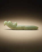 Néolithique. A TWO-SECTIONED CELADON JADE HAWK-HEAD FORM FINIAL