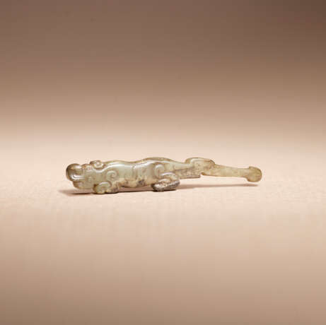 A JADE TIGER-FORM EAR PICK - фото 1