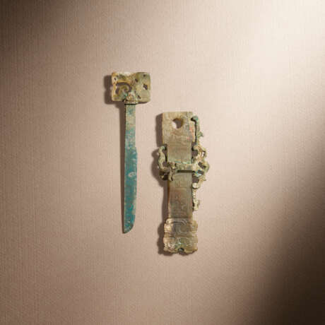 A JADE-HILT BRONZE KNIFE AND A BRONZE-INSET JADE SCABBARD - photo 1