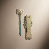 A JADE-HILT BRONZE KNIFE AND A BRONZE-INSET JADE SCABBARD - photo 2