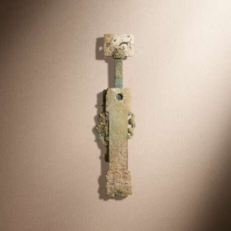 A JADE-HILT BRONZE KNIFE AND A BRONZE-INSET JADE SCABBARD - photo 3