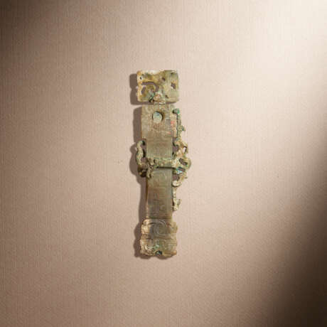 A JADE-HILT BRONZE KNIFE AND A BRONZE-INSET JADE SCABBARD - photo 4