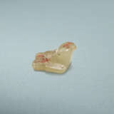 A VERY RARE SMALL YELLOW JADE CARVING OF A YOUNG PHOENIX - photo 2