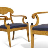 PAIRE DE FAUTEUILS D'ÉPOQUE BIEDERMEIER - Foto 3