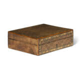 A MATCHED PAIR OF ITALIAN BURL WALNUT AND FRUITWOOD PARQUETRY TABLE BOXES - photo 4