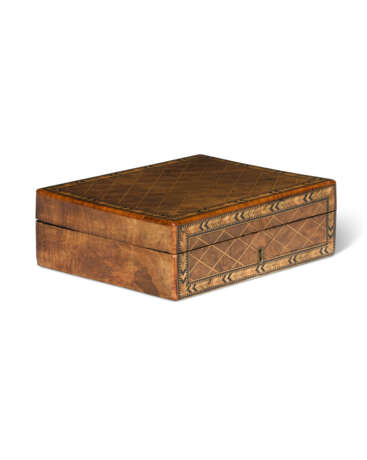 A MATCHED PAIR OF ITALIAN BURL WALNUT AND FRUITWOOD PARQUETRY TABLE BOXES - photo 4