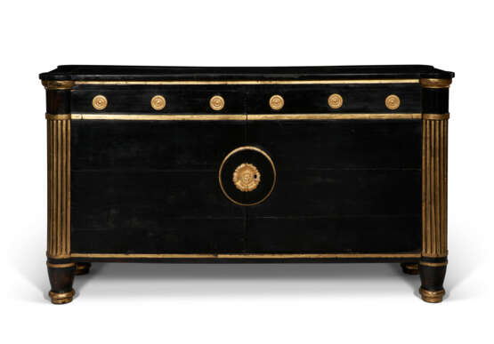 A NORTH EUROPEAN EBONIZED AND PARCEL-GILT COMMODE - фото 4