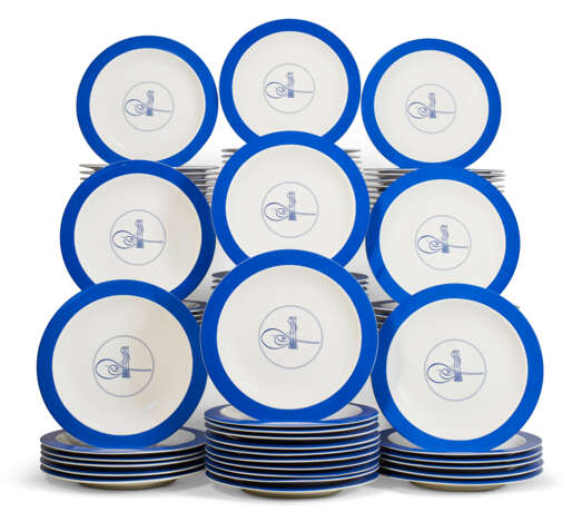 AN EXTENSIVE SET OF TURKISH (S&#220;MERBANK) PORCELAIN DINNER PLATES - photo 1