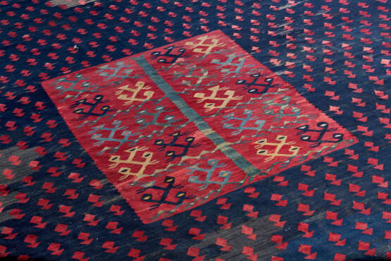 A SARKOY KILIM CARPET - фото 3