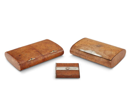 TWO FRENCH SILVER AND GOLD MOUNTED KARELIAN BIRCH CIGARETTE BOXES AND AN AUSTRIAN COMPACT - фото 1