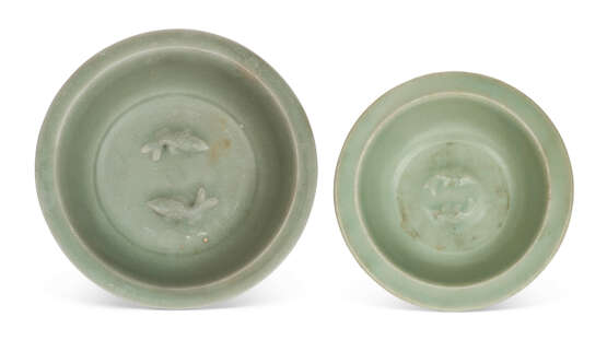 TWO SMALL CHINESE LONGQUAN CELADON ‘TWIN FISH’ DISHES - photo 1