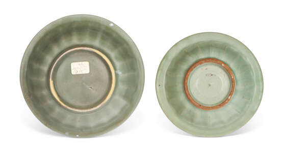 TWO SMALL CHINESE LONGQUAN CELADON ‘TWIN FISH’ DISHES - photo 2