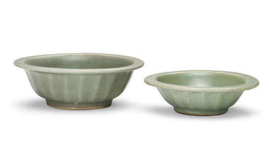 TWO SMALL CHINESE LONGQUAN CELADON ‘TWIN FISH’ DISHES - photo 3