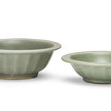 TWO SMALL CHINESE LONGQUAN CELADON ‘TWIN FISH’ DISHES - photo 3