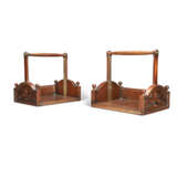 A PAIR OF VICTORIAN BRASS-MOUNTED MAHOGANY BOTTLE CARRIERS - фото 1