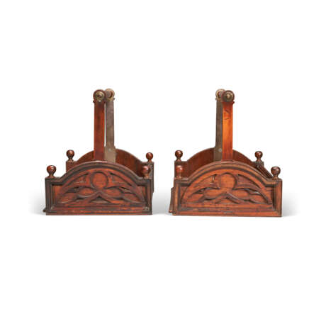 A PAIR OF VICTORIAN BRASS-MOUNTED MAHOGANY BOTTLE CARRIERS - фото 3