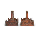 A PAIR OF VICTORIAN BRASS-MOUNTED MAHOGANY BOTTLE CARRIERS - фото 3