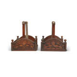 A PAIR OF VICTORIAN BRASS-MOUNTED MAHOGANY BOTTLE CARRIERS - фото 4