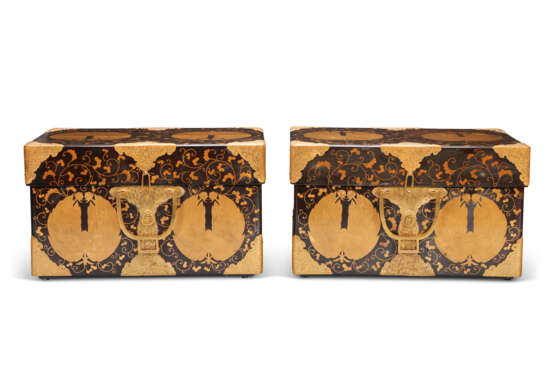 A PAIR OF TWO JAPANESE LACQUER TRAVELLING CHESTS (HASAMIBAKO) - фото 1