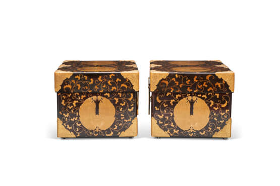 A PAIR OF TWO JAPANESE LACQUER TRAVELLING CHESTS (HASAMIBAKO) - фото 2