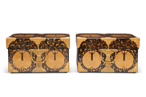 A PAIR OF TWO JAPANESE LACQUER TRAVELLING CHESTS (HASAMIBAKO) - фото 3