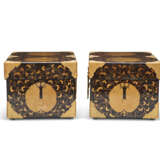 A PAIR OF TWO JAPANESE LACQUER TRAVELLING CHESTS (HASAMIBAKO) - фото 4