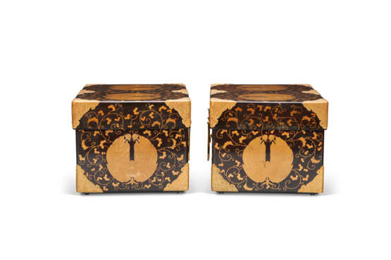 A PAIR OF TWO JAPANESE LACQUER TRAVELLING CHESTS (HASAMIBAKO) - фото 4