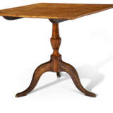 A NORTH EUROPEAN KARELIAN BIRCH AND STAINED FRUITWOOD TRIPOD TABLE - Foto 1