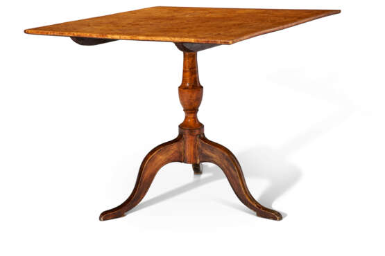 A NORTH EUROPEAN KARELIAN BIRCH AND STAINED FRUITWOOD TRIPOD TABLE - Foto 1