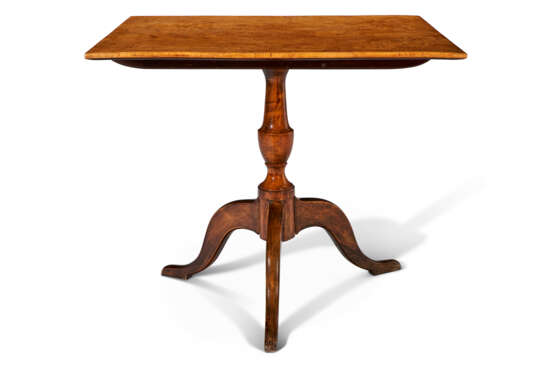 A NORTH EUROPEAN KARELIAN BIRCH AND STAINED FRUITWOOD TRIPOD TABLE - Foto 2