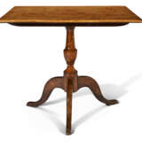 A NORTH EUROPEAN KARELIAN BIRCH AND STAINED FRUITWOOD TRIPOD TABLE - Foto 2