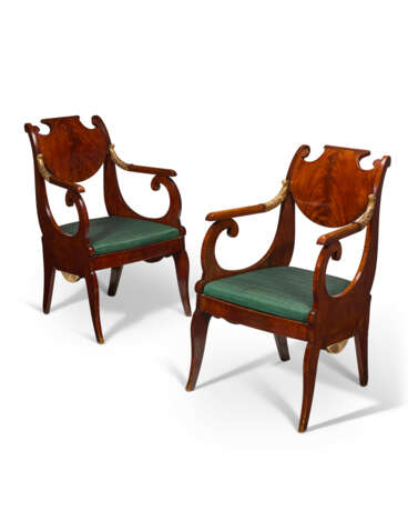 A PAIR OF RUSSIAN MAHOGANY AND PARCEL-GILT ARMCHAIRS - фото 1