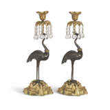 A PAIR OF EARLY VICTORIAN ORMOLU, PATINATED BRONZE AND ROCK CRYSTAL CANDLESTICKS - Foto 2