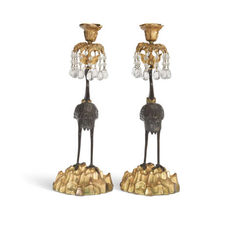 A PAIR OF EARLY VICTORIAN ORMOLU, PATINATED BRONZE AND ROCK CRYSTAL CANDLESTICKS - Foto 3