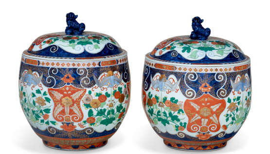 A LARGE PAIR OF IMARI STYLE PORCELAIN JARS AND COVERS - фото 1