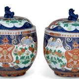 A LARGE PAIR OF IMARI STYLE PORCELAIN JARS AND COVERS - фото 1