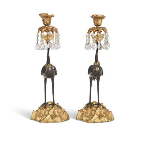 A PAIR OF EARLY VICTORIAN ORMOLU, PATINATED BRONZE AND ROCK CRYSTAL CANDLESTICKS - Foto 4