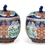 A LARGE PAIR OF IMARI STYLE PORCELAIN JARS AND COVERS - фото 2