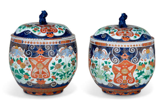 A LARGE PAIR OF IMARI STYLE PORCELAIN JARS AND COVERS - фото 2