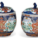 A LARGE PAIR OF IMARI STYLE PORCELAIN JARS AND COVERS - фото 3