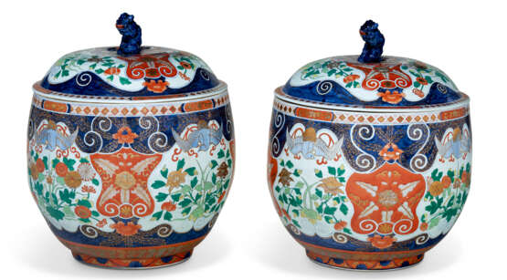 A LARGE PAIR OF IMARI STYLE PORCELAIN JARS AND COVERS - фото 3