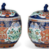 A LARGE PAIR OF IMARI STYLE PORCELAIN JARS AND COVERS - фото 4