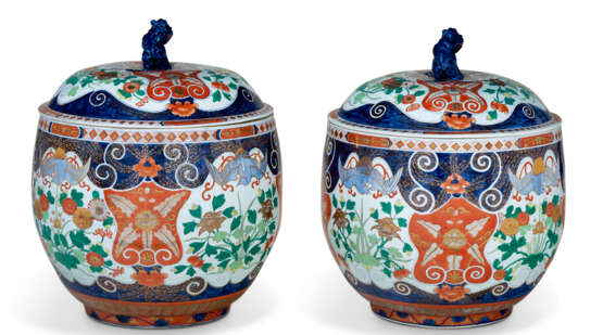 A LARGE PAIR OF IMARI STYLE PORCELAIN JARS AND COVERS - фото 4