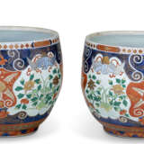 A LARGE PAIR OF IMARI STYLE PORCELAIN JARS AND COVERS - фото 5