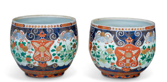 A LARGE PAIR OF IMARI STYLE PORCELAIN JARS AND COVERS - фото 5