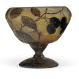 A DAUM ETCHED CAMEO GLASS FOOTED BOWL - фото 4