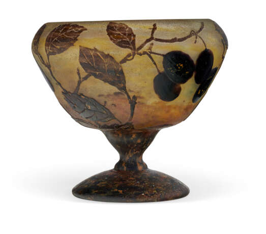 A DAUM ETCHED CAMEO GLASS FOOTED BOWL - Foto 4